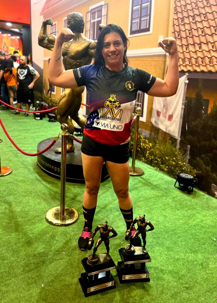 Atleta amazonense é destaque no powerlifiting e sonha em alcançar competições mundiais 3 SEDEL Karen Peixoto com seus dois titulos FOTO Divulgacao 735x1024 1