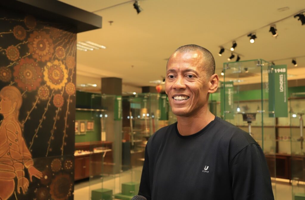 Acendimento da chama olímpica inspira e reforça iniciativa do Projeto Amazonas nas Olimpíadas de Paris 2024 3 Sandro Viana ex atleta amazonense que conquistou a medalha de bronze em Pequim 2008 e carregou a tocha olimpica da Rio 2016 por Manaus 1024x672 1