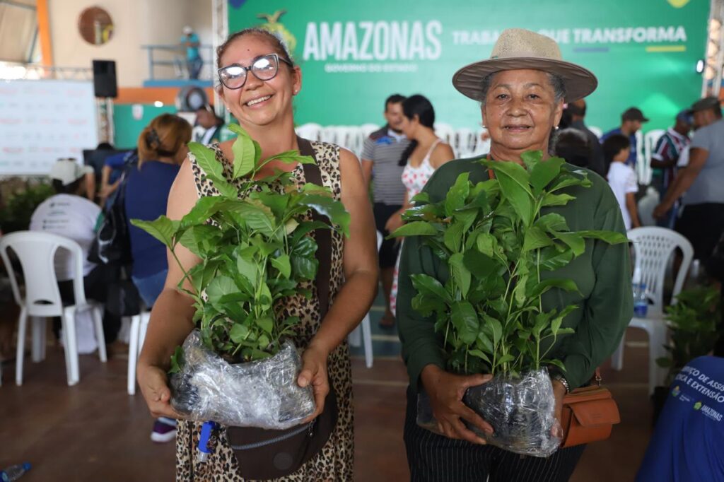 Governo do Estado entrega 20,4 mil mudas de citros e café fomentando a expansão agrícola no primeiro trimestre de 2024 3 Sepror citros cafe foto divulgacao 1 1 1024x682 1