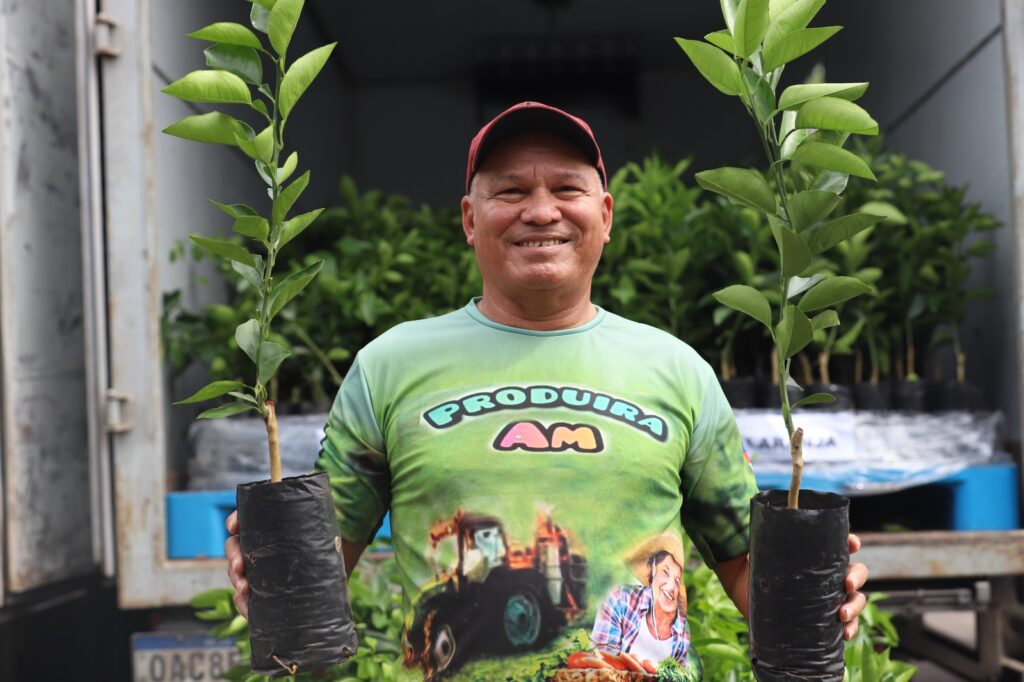 Governo do Estado entrega 20,4 mil mudas de citros e café fomentando a expansão agrícola no primeiro trimestre de 2024 2 Sepror citros cafe foto divulgacao 2 1 1024x682 1