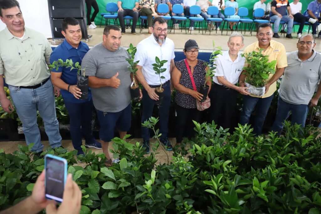 Governo do Amazonas fomenta setor primário com entregas de mudas, aquisição de alimentos e kits de proteção individual ao pescador 2 Sepror Careiro Foto Emerson Martins Sepror 1 1024x682 1