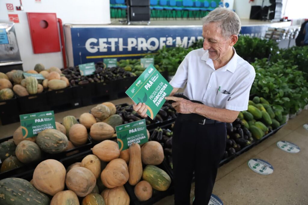 Governo do Amazonas fomenta setor primário com entregas de mudas, aquisição de alimentos e kits de proteção individual ao pescador 5 Sepror Careiro Foto Emerson Martins Sepror 4 1024x682 1