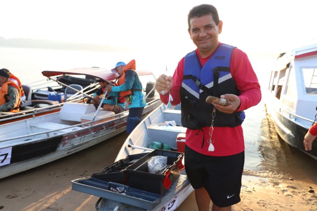 Pesca esportiva: Governo do Amazonas incentiva atividade com a realização de cursos de piloteiros e o apoio em torneios de pesca 6 Sepror pesca esportiva Emerson 3 1024x683 1