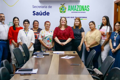 Titular da SES AM reune com maes de PCDs foto Evandro Seixas2
