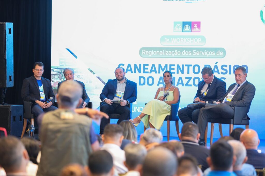 Governo do Amazonas realiza consulta pública sobre Regionalização do Saneamento Básico 4 Workshop Saneamneto Tiago Correa 1024x682 1