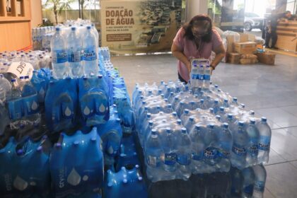Campanha de arrecadacao de agua para populacao do RS segue ate terca feira na Aleam Foto Hudson Fonseca ukpDpT