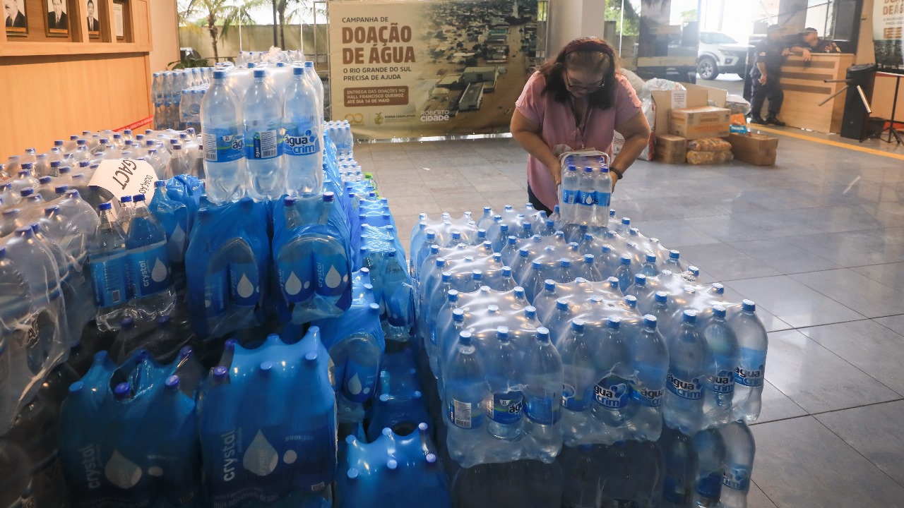 Campanha de arrecadacao de agua para populacao do RS segue ate terca feira na Aleam Foto Hudson Fonseca ukpDpT