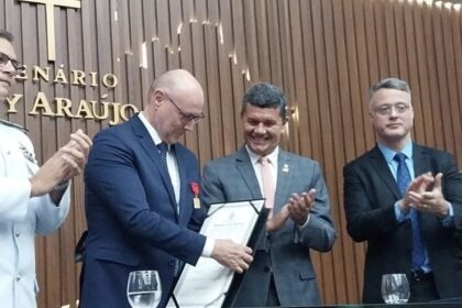 Comandante Dan realiza homenagem ao diretor geral da Abin Luiz Fernando Correa T0rjj1