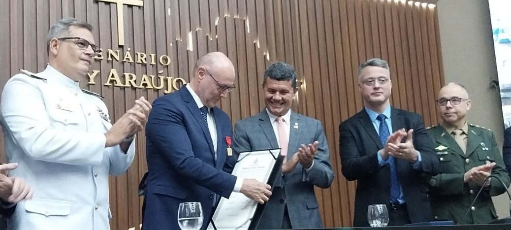 Comandante Dan realiza homenagem ao diretor geral da Abin Luiz Fernando Correa T0rjj1