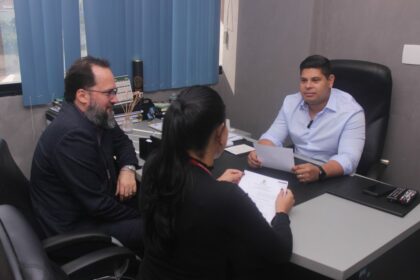 Deputado Mario Cesar Filho apresenta PL que garante ate dois acompanhantes aos PcDs nas unidades de saude do Amazonas Foto Leandro Cardoso 1024x682 BdJcty