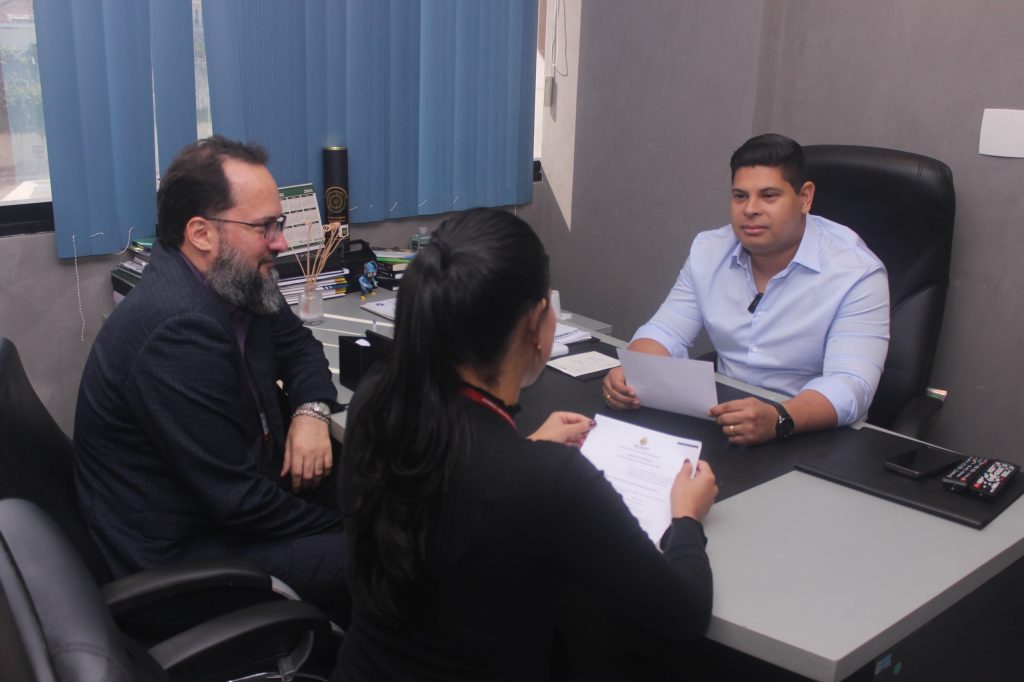 Deputado Mario Cesar Filho apresenta PL que garante ate dois acompanhantes aos PcDs nas unidades de saude do Amazonas Foto Leandro Cardoso 1024x682 BdJcty