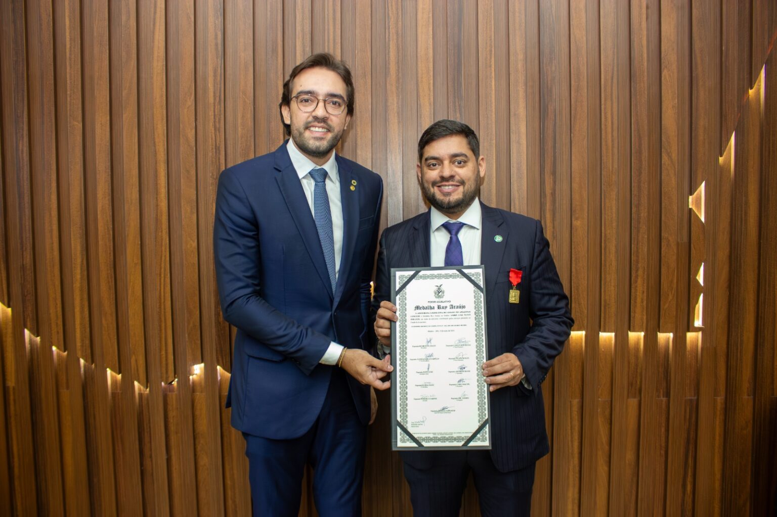 Deputado Thiago Abrahim homenageia reitor da UEA com Medalha Ruy Araujo na Aleam Foto Jhonatan Darth eTvQ4P
