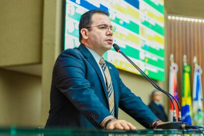 Deputado Wilker Barreto critica falta de esclarecimentos sobre entrega de livros didaticos na rede publica de ensino do Estado Foto Daniel Santos 1024x683 gpBrLL
