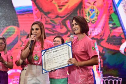 Michelle Bolsonaro recebe titulo de Cidada do Amazonas de Debora Menezes 1024x683 ggasLp
