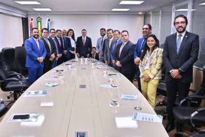 Presidente Roberto Cidade recebe do reitor da UEA Andre Zogahib minuta de projeto que restabelece percentual de vagas para estudantes do Amazonas Foto Rodrigo Brelaz 3IuzFp