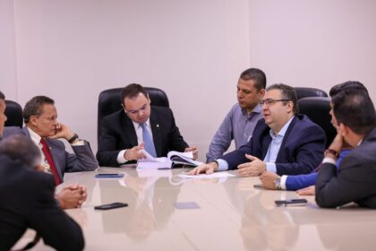 Presidente Roberto Cidade recebe do secretario da Sefaz Alex Del Giglio o Relatorio de Gestao Anual2023 da pasta Foto Herick Pereira yHGp3j