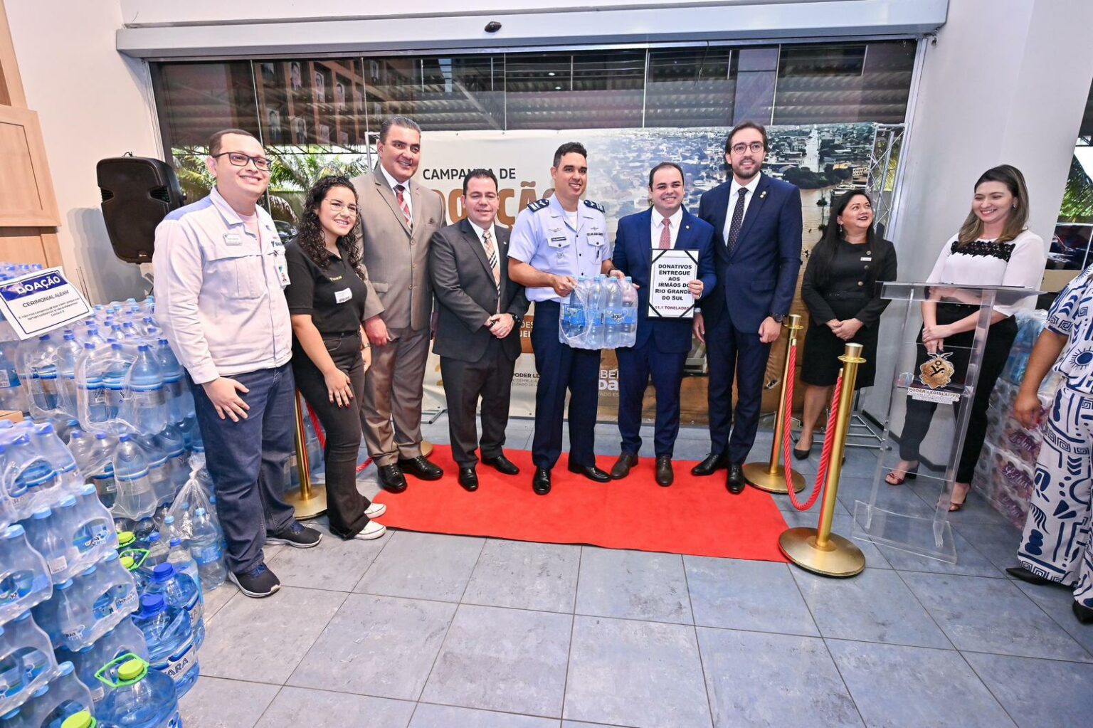 Presidente da Aleam Roberto Cidade entrega a FAB 15 toneladas de donativos que serao enviados para o Rio Grande do Sul Foto Rodrigo Brelaz iYx6d4