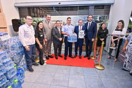 Presidente da Aleam Roberto Cidade entrega a FAB 15 toneladas de donativos que serao enviados para o Rio Grande do Sul Foto Rodrigo Brelaz iYx6d4