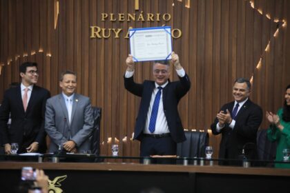 Promotor do MPAM Igor Starling recebe Titulo de Cidadao do Amazonas em propositura do deputado presidente Roberto Cidade 1024x683 lrb7tv