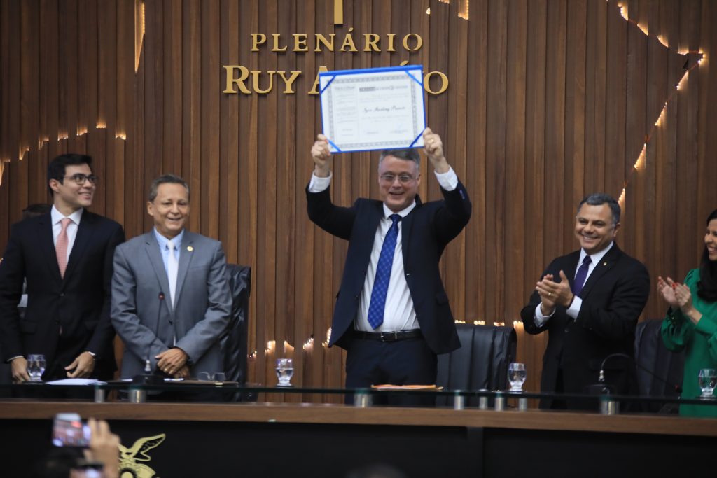 Promotor do MPAM Igor Starling recebe Titulo de Cidadao do Amazonas em propositura do deputado presidente Roberto Cidade 1024x683 lrb7tv