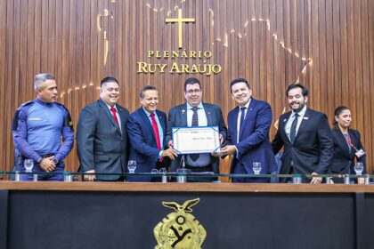 Com propositura de Delegado Pericles empresario Alberto Lucio Santos recebe Titulo de Cidadao do Amazonas na Aleam Foto Marcio James QvoE9h