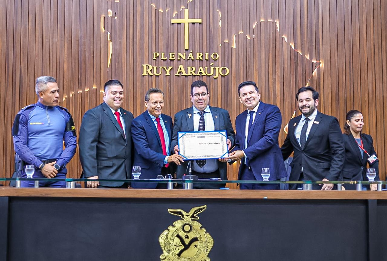 Com propositura de Delegado Pericles empresario Alberto Lucio Santos recebe Titulo de Cidadao do Amazonas na Aleam Foto Marcio James QvoE9h