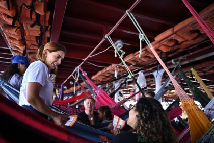 Debora Menezes realiza acao de conscientizacao contra abuso sexual infantil no porto de Manaus Foto Daniel Nogueira qWJieW