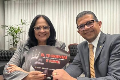 Deputado Joao Luiz apresenta a campanha Ei Te Orienta para senadora Damares Alves em Brasilia KIYQkD
