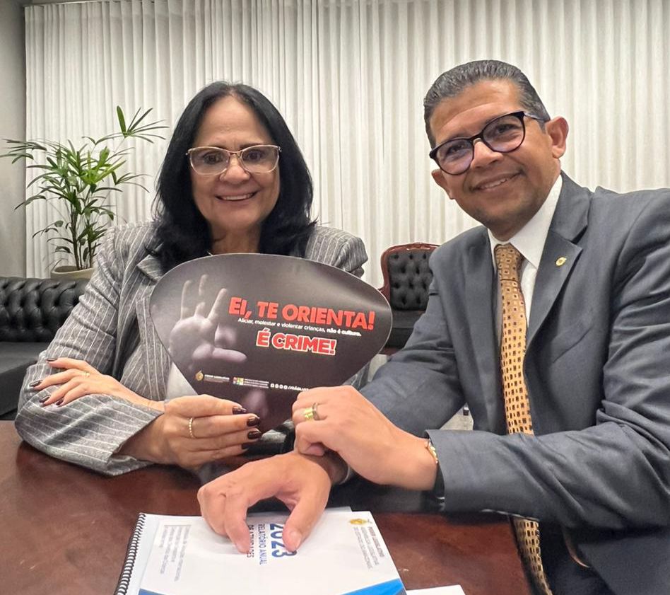 Deputado Joao Luiz apresenta a campanha Ei Te Orienta para senadora Damares Alves em Brasilia KIYQkD