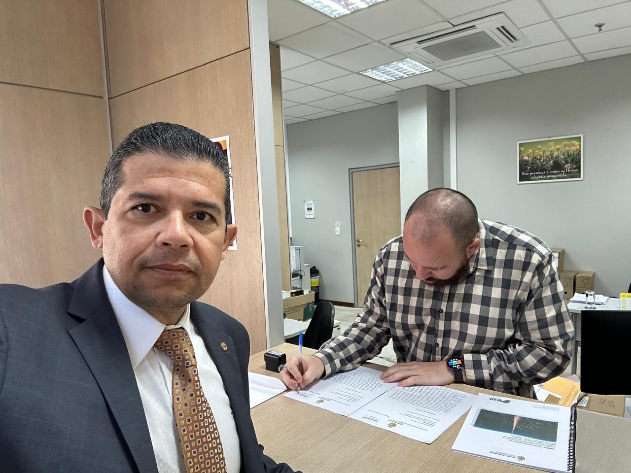 Deputado Joao Luiz entrega parecer tecnico e ambiental da repavimentacao da BR 319 no Ministerio do Meio Ambiente em Brasilia 07tPSy