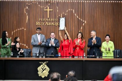 Roberto Cidade outorga a Medalha Ruy Araujo a cunha poranga Isabelle Nogueira Foto Rodrigo Brelaz 1024x683 6M5RhS