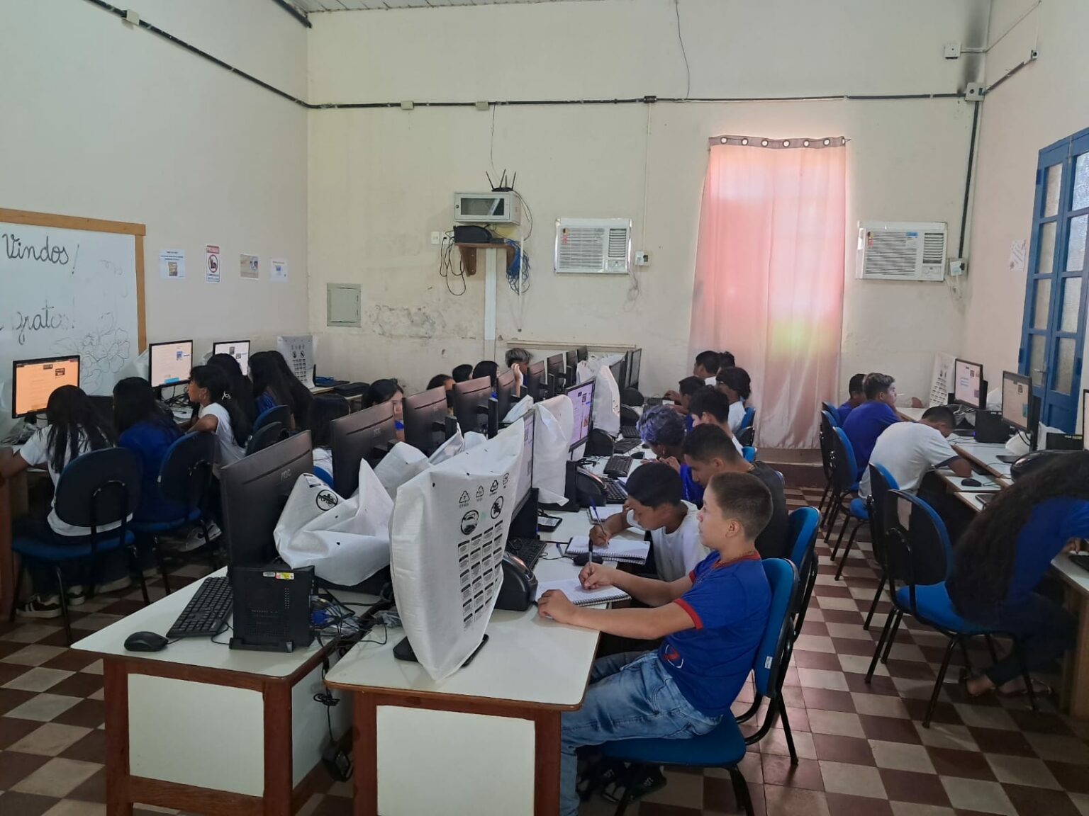 Com emenda de Delegado Pericles Escola Estadual de Santa Isabel passa a ter laboratorio de informatica s2U9xp