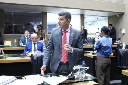 Comandante Dan alerta sobre problemas de navegabilidade nos rios do Amazonas tv5xgp