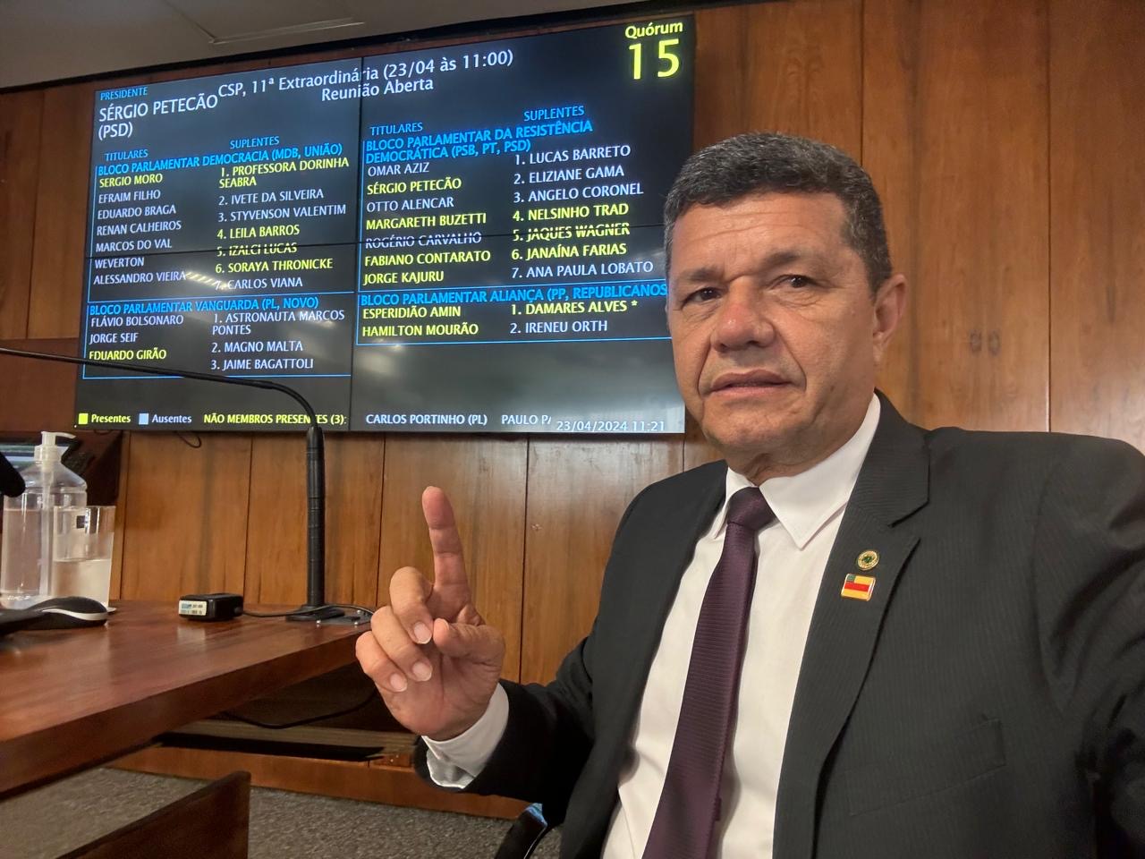 Comandante Dan celebra o envio da Forca Nacional aos municipios de Coari e Barcelos ElsTGt