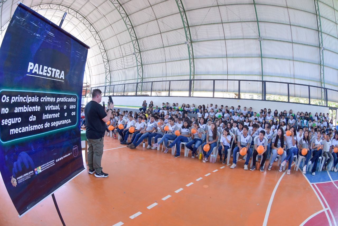 Comissao de Defesa das Criancas e Adolescentes da Aleam e Policia Civil levam palestras do Ei Te Orienta e crimes ciberneticos as escolas do Careiro Castanho Foto Mauro Smith