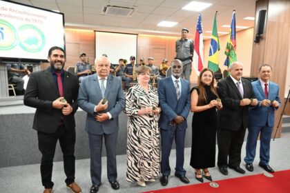 Deputado Cristiano DAngelo recebe Moeda de Reconhecimento da presidencia do Tribunal Regional do Trabalho da 11a Regiao Foto Ely Caldeira 1024x684 jk6Qul
