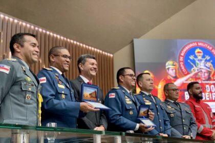 Comandante Dan homenageia bombeiros militares na Aleam O1zjDc