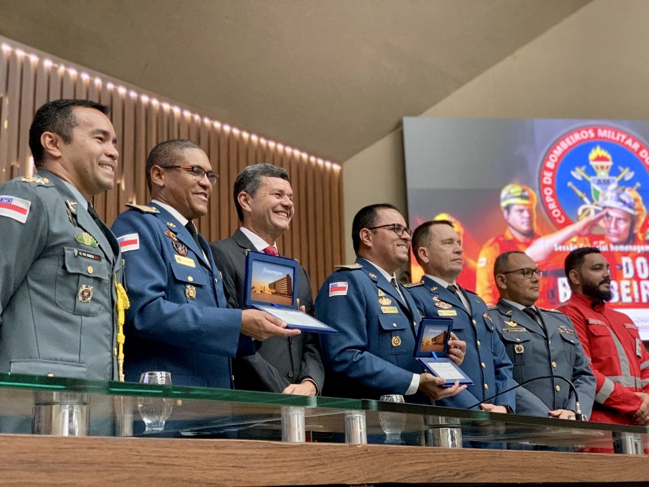Comandante Dan homenageia bombeiros militares na Aleam O1zjDc