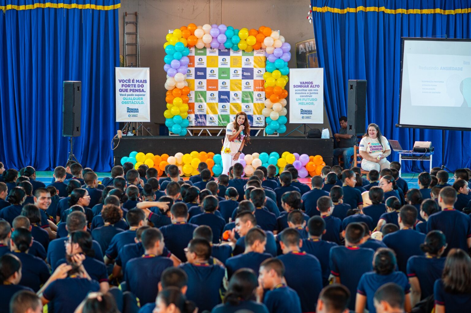 Debora Menezes promove palestra para alunos lidarem com os excessos de ansiedade ubi5u3