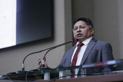 Deputado Sinesio Campos destaca valorizacao dos profissionais da educacao apos anuncio de reajuste 1024x683 UYe8eI