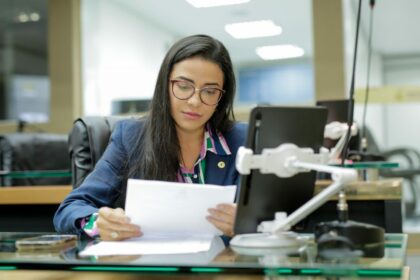 Dra Mayara cobra da Anatel melhorias na telefonia e internet em Coari Foto Marcio Gleyson 1024x683 iProe4