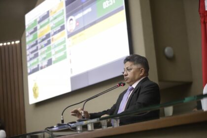 Sinesio Campos comemora decisao judicial que proibe instalacao dos medidores da vergonha 1024x682 DOJD9P