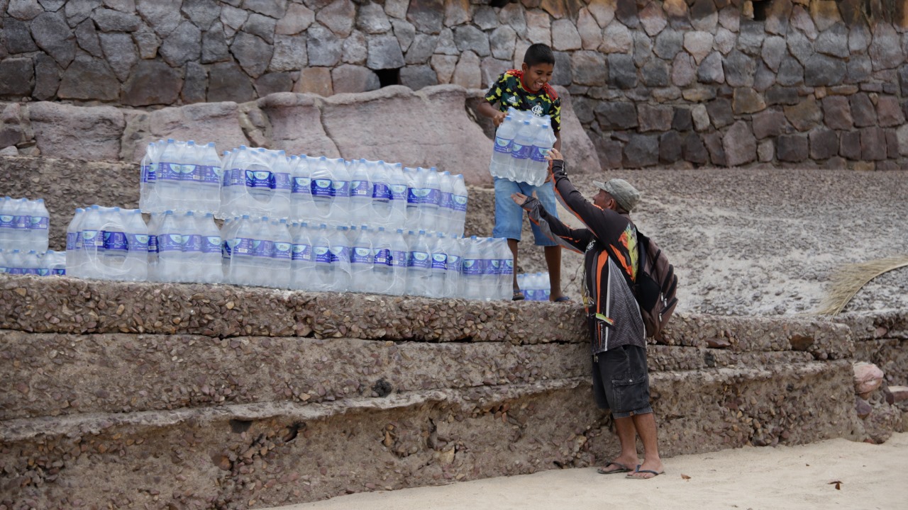 Assembleia Legislativa do Amazonas atua na doacao de agua mineral para comunidades isoladas pela seca Foto Danilo Mello oU8kf4
