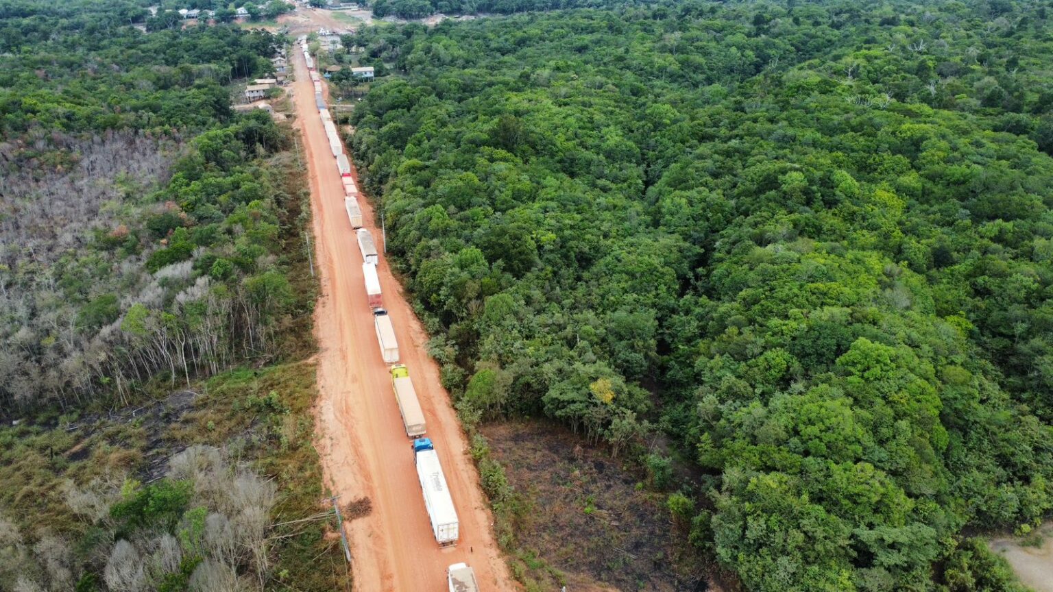 Comandante Dan leva caravana a BR 319 e enfrenta fumaca e longas filas de espera buQKQz