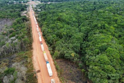 Comandante Dan leva caravana a BR 319 e enfrenta fumaca e longas filas de espera buQKQz