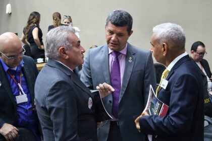 Comandante Dan leva feirantes de Manaus a Aleam para falarem sobre desabastecimento fngS0S