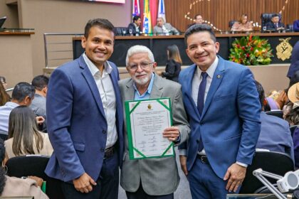 Delegado Pericles homenageia o professor Vilela com Medalha do Merito Educacional Foto Marcio James gQieMO