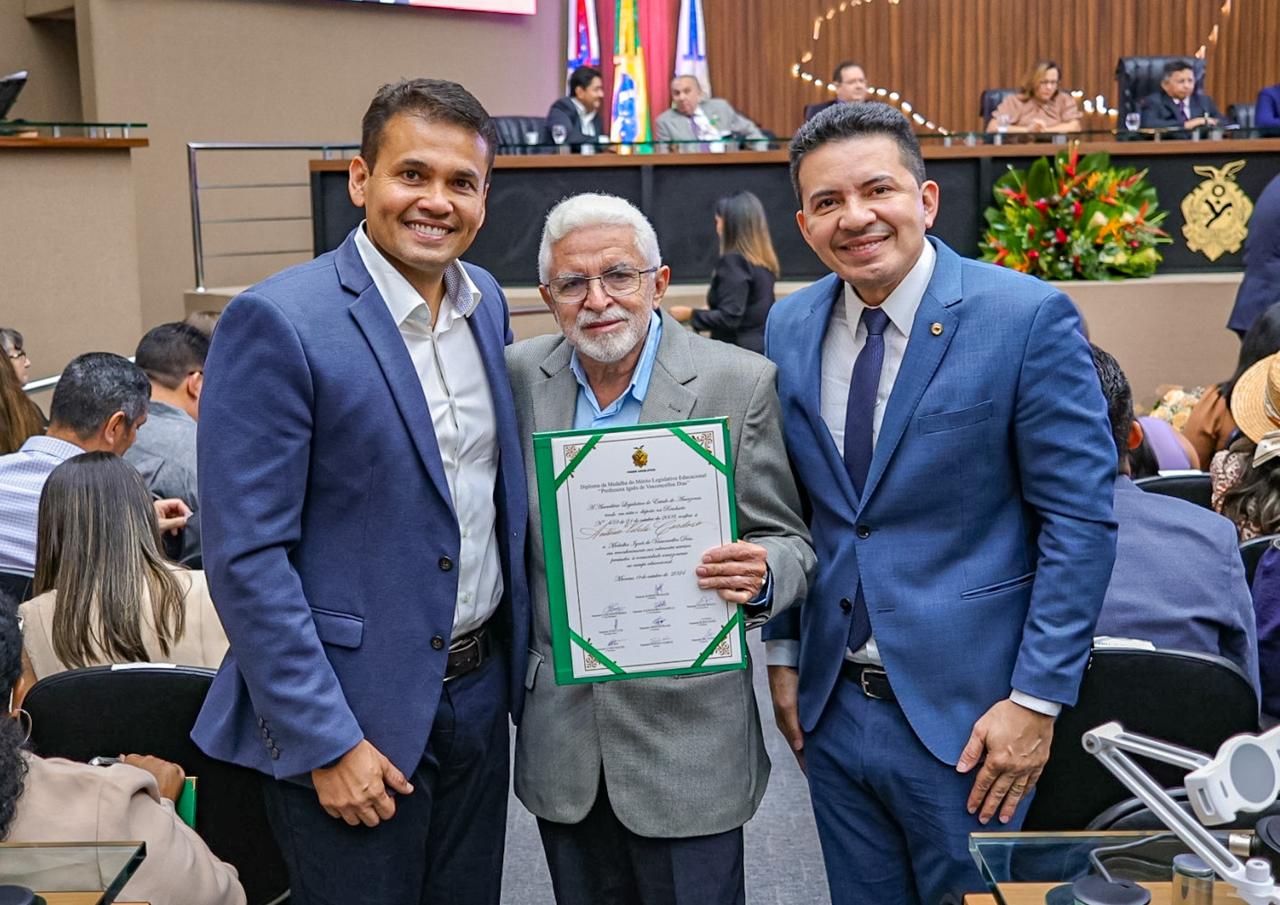 Delegado Pericles homenageia o professor Vilela com Medalha do Merito Educacional Foto Marcio James gQieMO