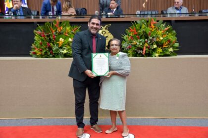 Deputado Cristiano DAngelo homenageia professora Shirley Mary Campelo Gomes com Medalha do Merito Legislativo Educacional Professora Ignes de Vasconcelos Foto Ely Caldeira 1024x683 i2guH7
