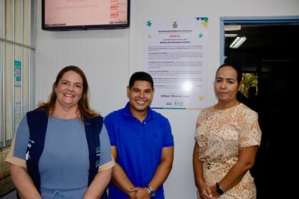 Placas informando sobre a Lei de Mario Cesar Filho que garante acompanhantes aos autistas sao instaladas nas unidades hospitalares do Estado 1024x683 Bc7K8R